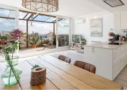 Salón comedor luminoso de apartamento en Palma