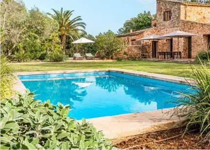 Finca de piedra con piscina en Santanyí